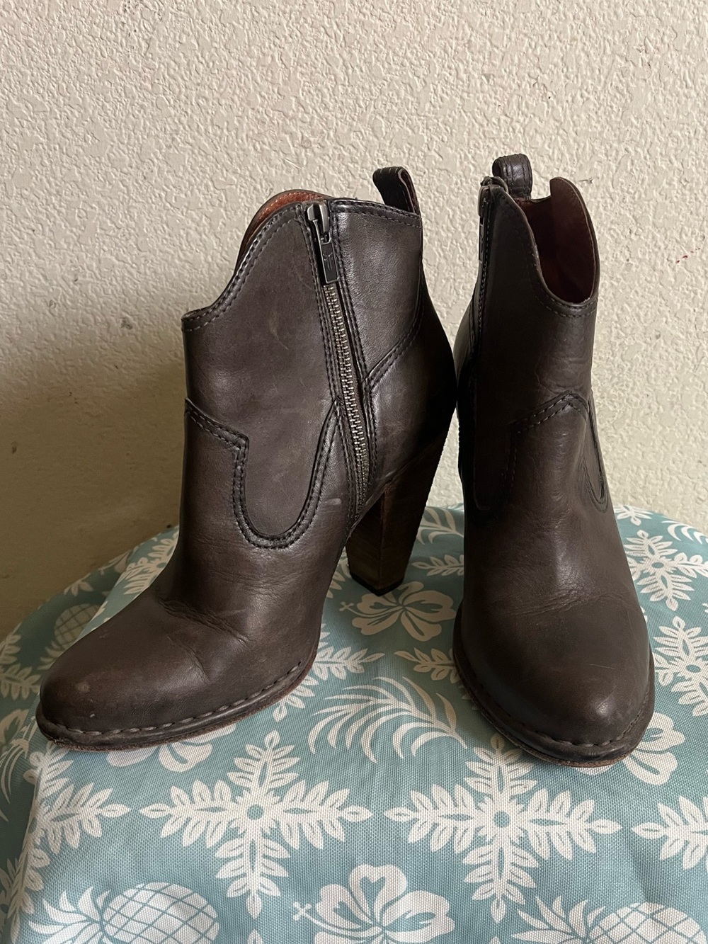 Frye women’s heeled ankle boots size 9M